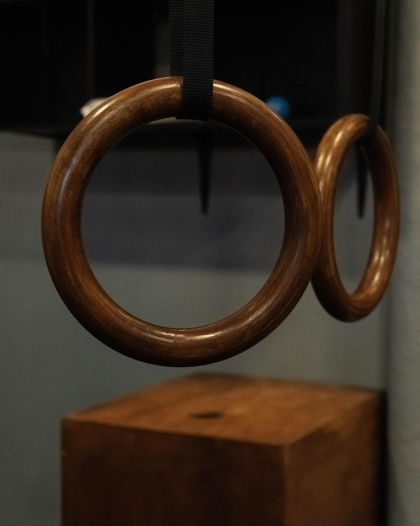 Anillas de madera y cajón de salto en la zona de entrenamiento